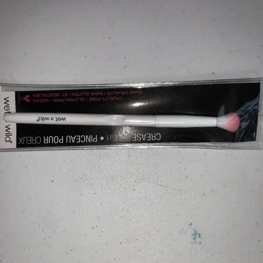 *Free Gift*  Wet 'N Wild Essential Crease Blending Brush